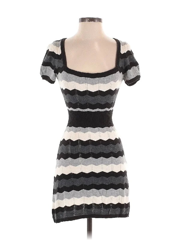 cocktail dress with cut-out back-Cocktail Dress