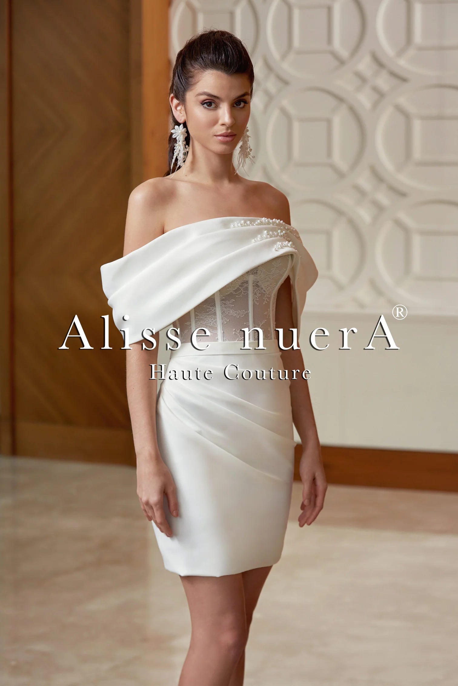 Wedding dress creates waistline nicely--Boat Neck Underwire Detailed Mini Satin Wedding Dress Model Wedding dress creates waistline nicely--Boat Neck Underwire Detailed Mini Satin Wedding Dress Model