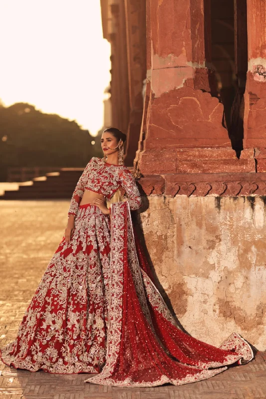 Dress for wedding winter season indoor look--Beautiful Pakistani Bridal Dresses in Red Lehenga Choli Dress for wedding winter season indoor look--Beautiful Pakistani Bridal Dresses in Red Lehenga Choli
