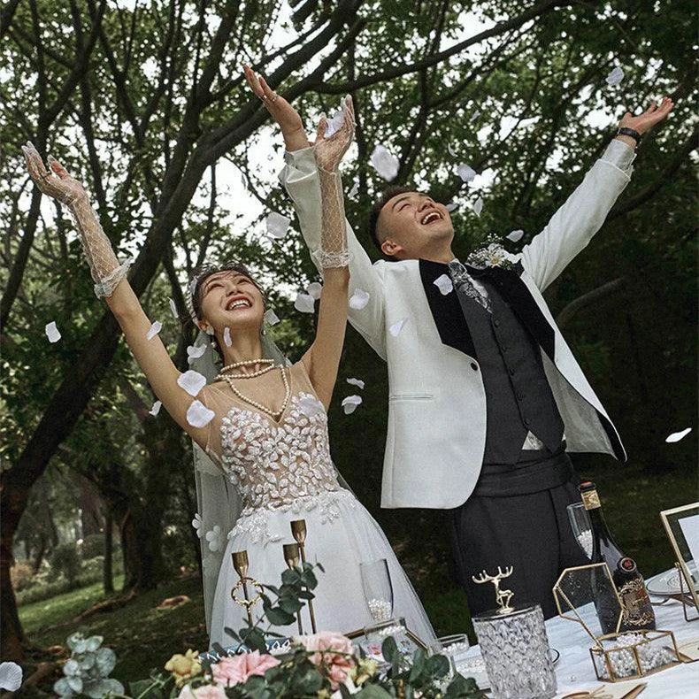 Wedding dress that is age-appropriate look--Lace V-neck Summer Couple Photo Shoot Travel Wedding Dress Wedding dress that is age-appropriate look--Lace V-neck Summer Couple Photo Shoot Travel Wedding Dress