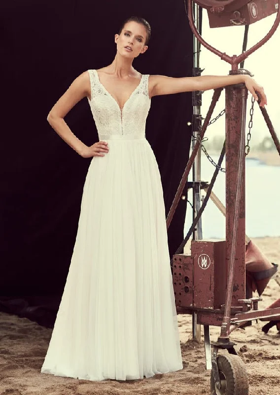 Wedding dress: dress codes for the day--Mikaella 2193 Wedding Gown