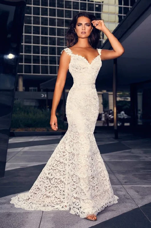 Wedding dress for a garden wedding theme--Paloma Blanca - 4840 Sample Gown