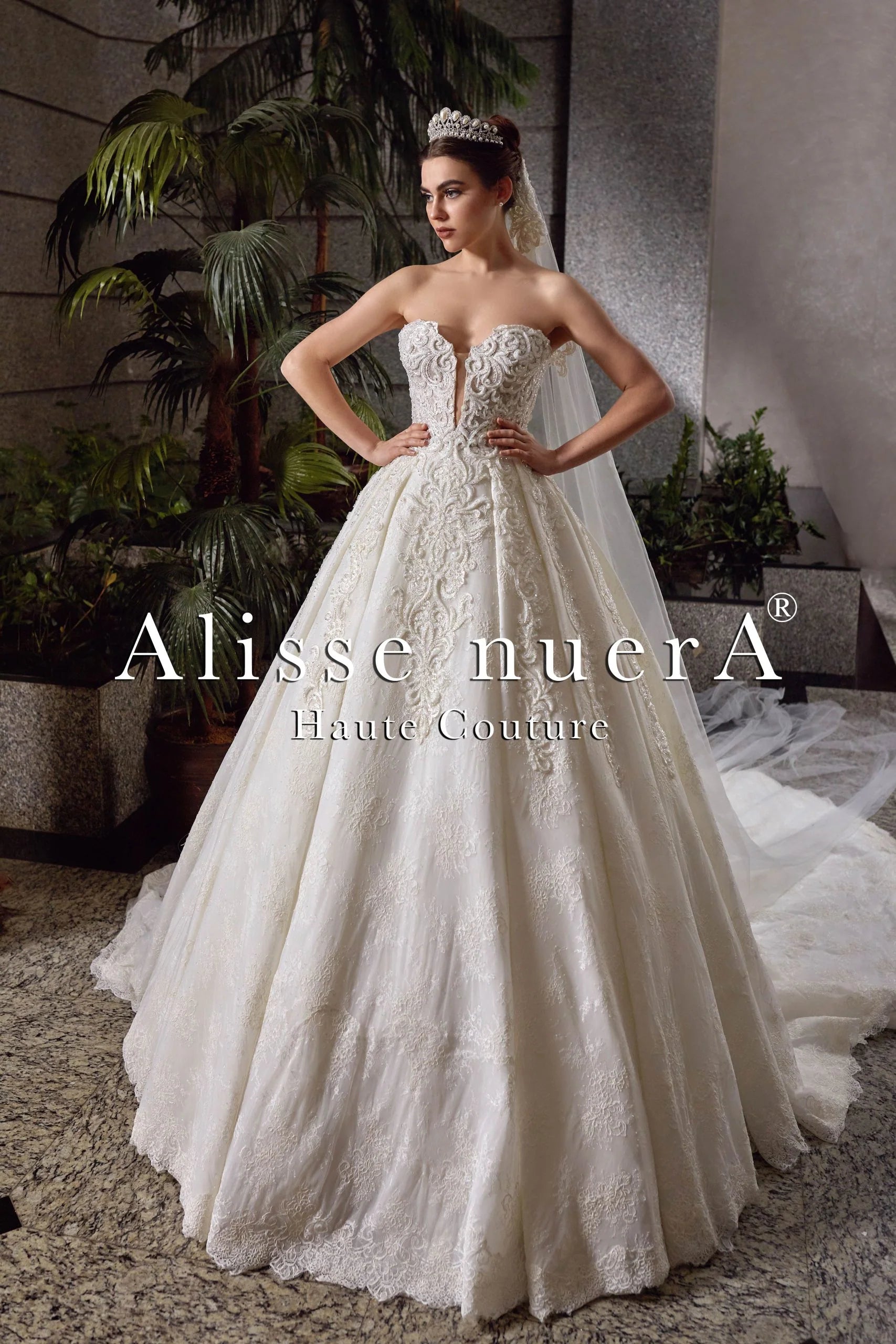 Wedding dress enhances confidence more--Sweetheart Strapless Princess Bridal Gown with Pleated Lace Applique Voluminous Skirt Wedding dress enhances confidence more--Sweetheart Strapless Princess Bridal Gown with Pleated Lace Applique Voluminous Skirt